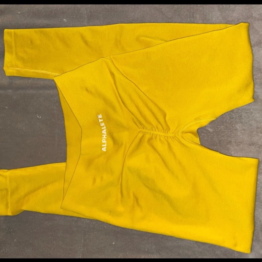 Alphalete Amplify legging in the color Golden Hour